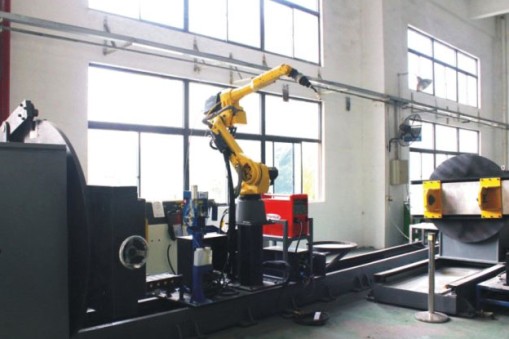 公司研發(fā)的自動(dòng)焊接機(jī)器人投入使用【華楠駿業(yè)】