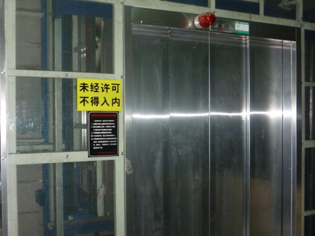 電梯自動門直頂式升降機|華楠駿業(yè)