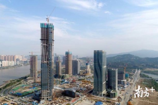 珠海在建高樓主體封頂（華楠駿業(yè)承建其頂模工程）