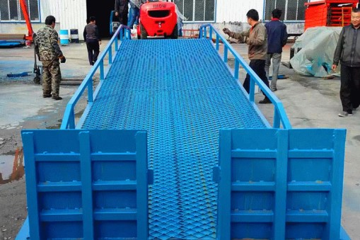 哪個(gè)廠家可以定制10噸載重的登車橋？