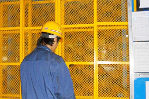 電動升降機高空作業(yè)時要帶哪些安全防護設(shè)備？