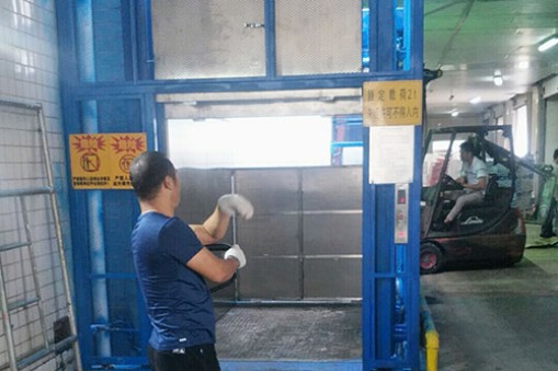 海南翔泰漁業(yè)股份有限公司定制升降機(jī)安裝完畢