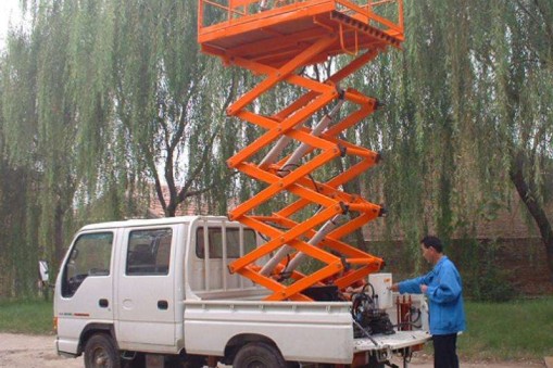 使用移動式升降平臺戶外工作時如何防止觸電？