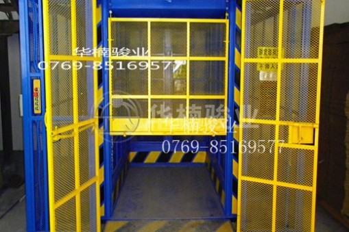 全自動(dòng)升降機(jī)能夠各項(xiàng)工程當(dāng)中大展身手，這毫無疑問的是隨著技術(shù)的不斷研發(fā)，在經(jīng)濟(jì)不斷發(fā)展的趨勢下帶來的一大利好，相比傳統(tǒng)腳手架，全自動(dòng)升降機(jī)無疑擁有占地面積更小，安全性能出類拔萃、載重能力更好等優(yōu)點(diǎn)。在介紹本文主旨——全自動(dòng)升降機(jī)的優(yōu)勢有哪些前，敬