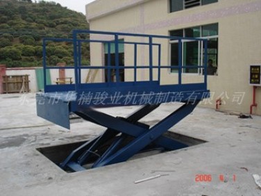 標(biāo)準(zhǔn)貨柜車升降平臺(tái)