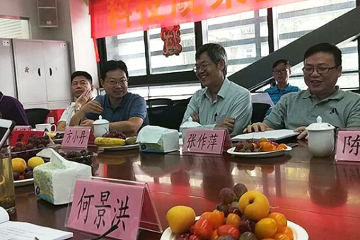 2017年華楠駿業(yè)參加“內(nèi)爬塔吊不倒梁技術(shù)研究與應(yīng)用”科技成果簽定會(huì)