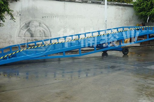 集裝箱登車橋價(jià)格如何?如何選購？