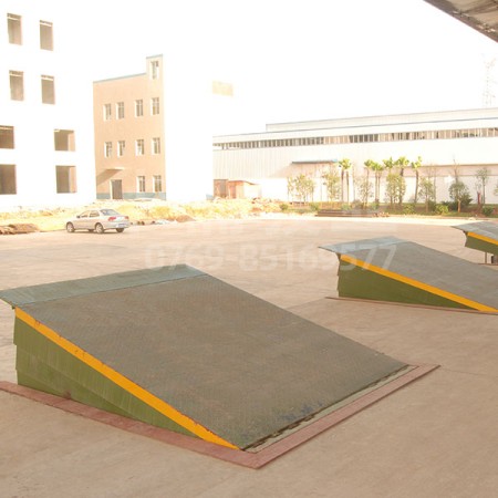 倉庫液壓登車橋案例-華楠駿業(yè)