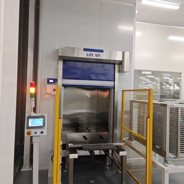 泰國(guó)AGV跨層運(yùn)輸升降機(jī)對(duì)接