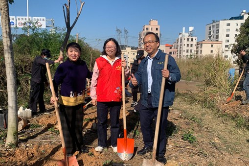 華楠駿業(yè)公司領(lǐng)導(dǎo)參與虎門宴崗社區(qū)植樹節(jié)活動并捐贈綠樹