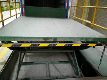 液壓貨柜車升降平臺(tái)