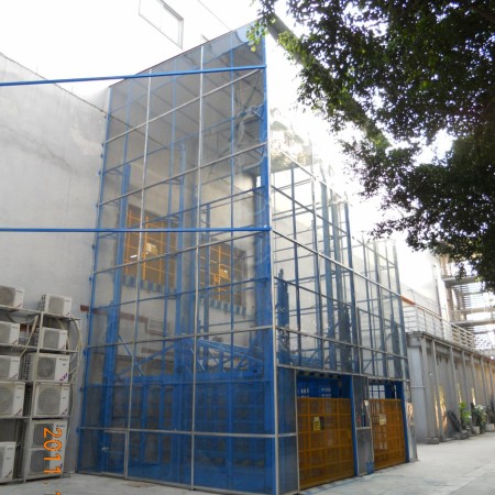 汽車直頂式升降機(jī)案例-華楠駿業(yè)