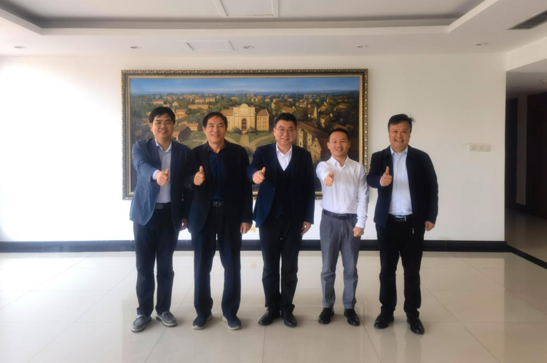 校長(zhǎng)趙同謙與東莞校友會(huì)、廣東校友會(huì)負(fù)責(zé)人座談交流