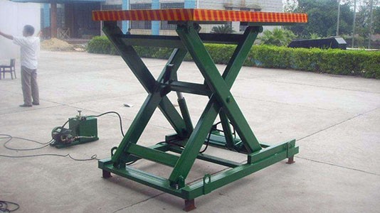 電動(dòng)液壓升降平臺(tái)操作和保養(yǎng)要點(diǎn)